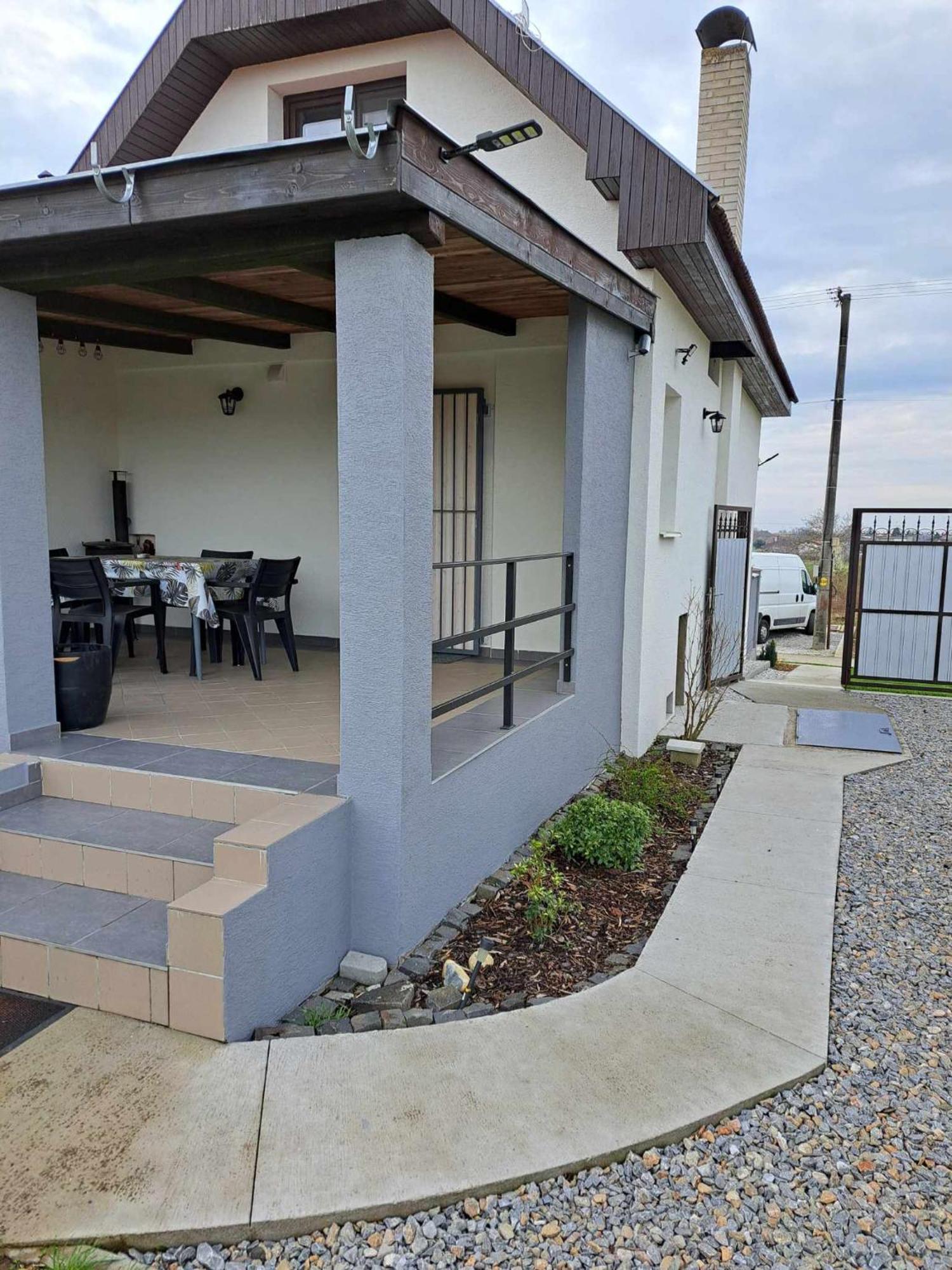 Grapeline Guesthouse Chotin Экстерьер фото