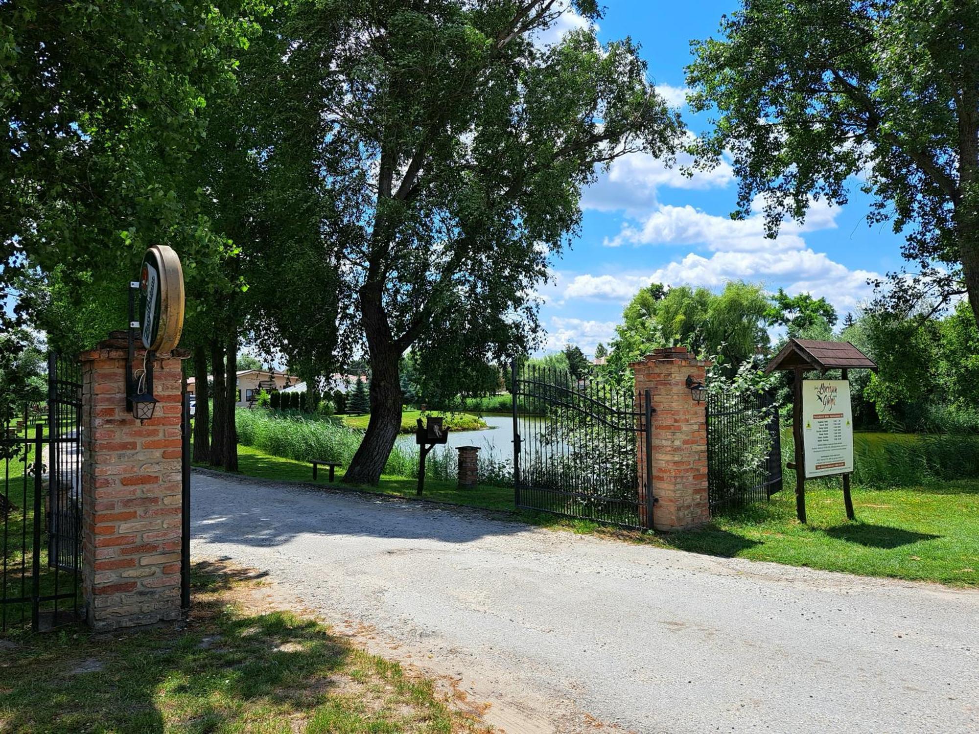 Grapeline Guesthouse Chotin Экстерьер фото